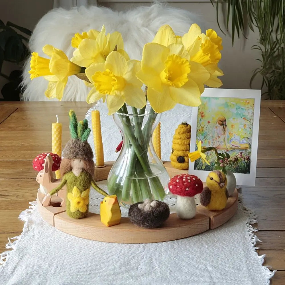 Daffodil Lady - Celebration Ring Figure
